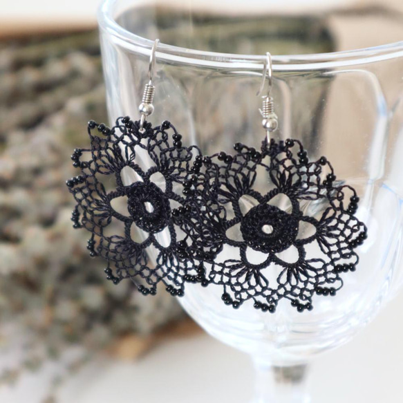 OYA Needlelace earrings [CRYSTAL] Black 第1張的照片