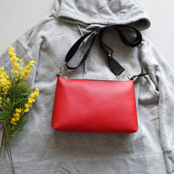 差し色コーデに ミニショルダーバッグ（レッド）おしゃれ 撥水