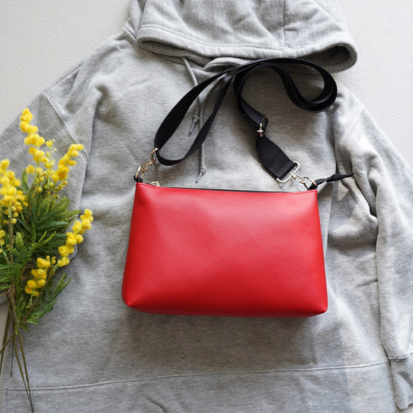 差し色コーデに ミニショルダーバッグ（レッド）おしゃれ 撥水