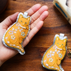 手刺繍 チャーム “幸運を招く猫” 2枚目の画像