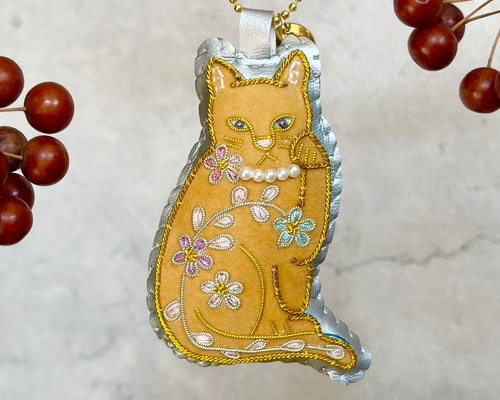 手刺繍 チャーム “幸運を招く猫” その他インテリア雑貨 Emby
