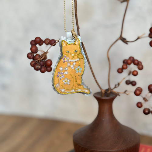 手刺繍 チャーム “幸運を招く猫” その他インテリア雑貨 Emby
