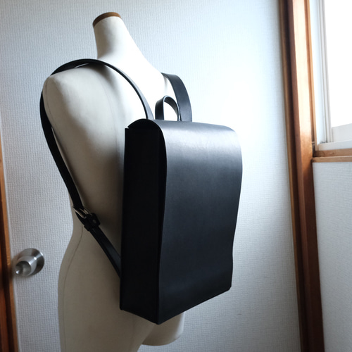 大人用のランドセル。黒い革で作ったオーダーメイドの作品 リュック