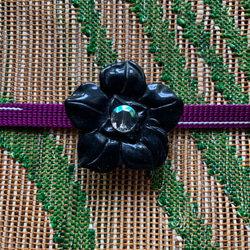 デッドストック素材の艶めく椿の帯留め「幻想の黒椿」 9枚目の画像