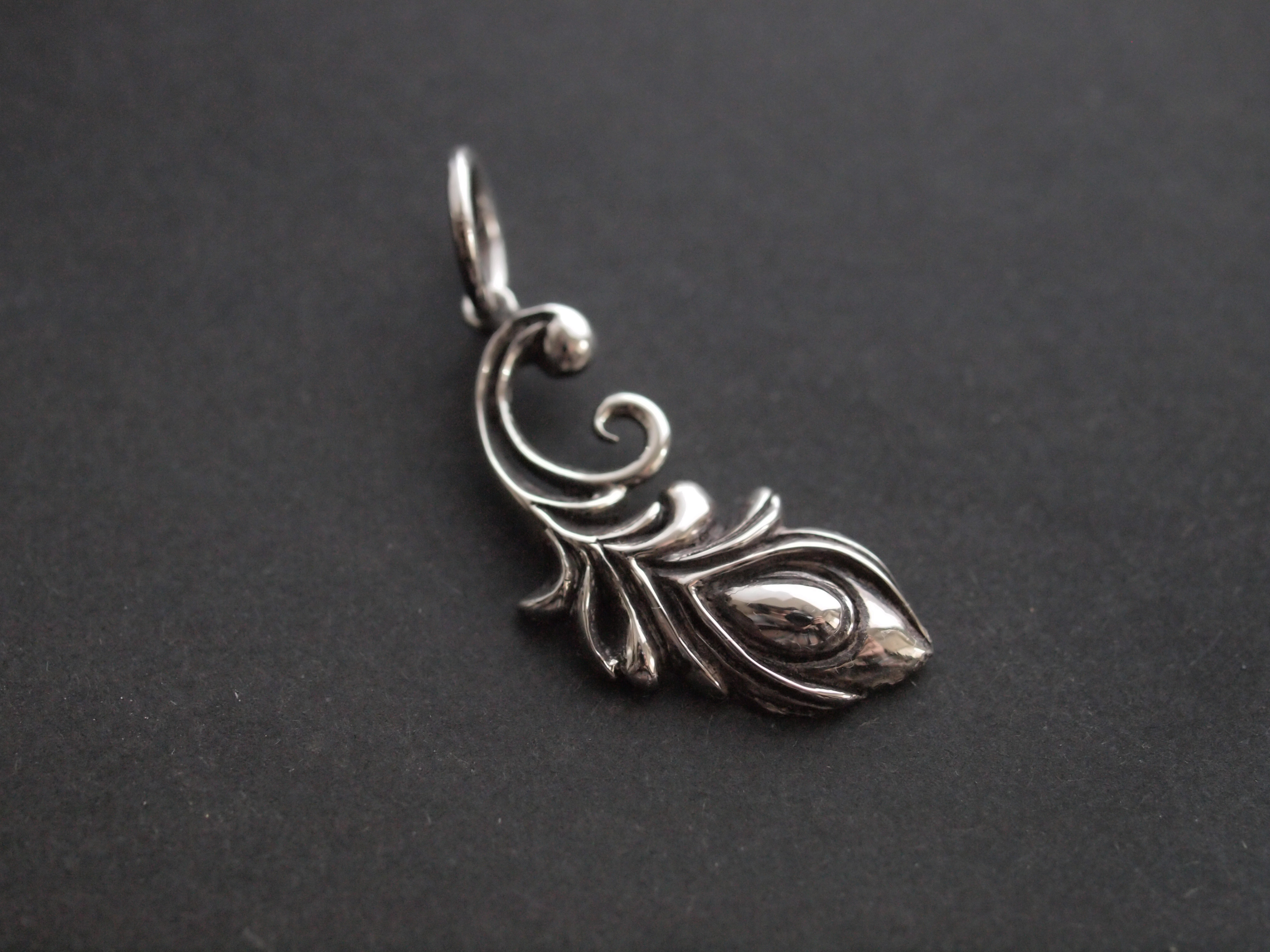 孔雀の羽のペンダントトップ