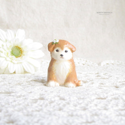 秋田犬とシロツメクサ　陶土ブローチ 1枚目の画像