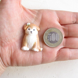 秋田犬とシロツメクサ　陶土ブローチ 4枚目の画像