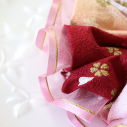 【和柄】ラメ入り☆高級感のある幅広のリボンを付けた舞い散る桜のグラデーションシュシ☆ピンク（ジルコニアのチャーム付き） 3枚目の画像