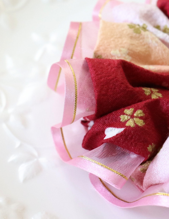 【和柄】ラメ入り☆高級感のある幅広のリボンを付けた舞い散る桜のグラデーションシュシ☆ピンク（ジルコニアのチャーム付き） 3枚目の画像