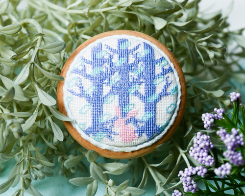 ダイヤモンドダスト 樹氷とウサギ 北欧刺繍くるみボタンブローチ