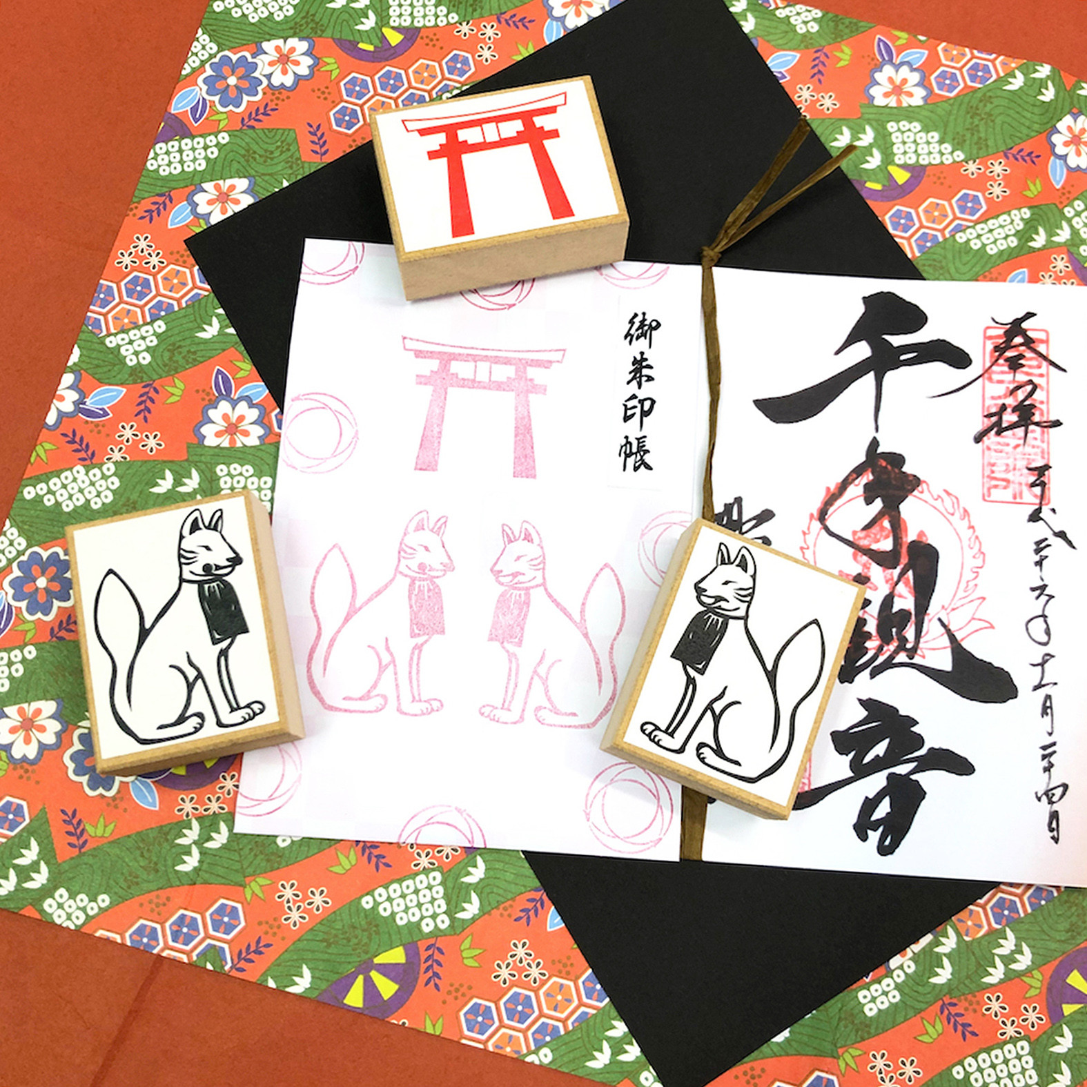 御朱印帳「京都名所シリーズ 」稲荷の鳥居ときつねさん見開柄（M