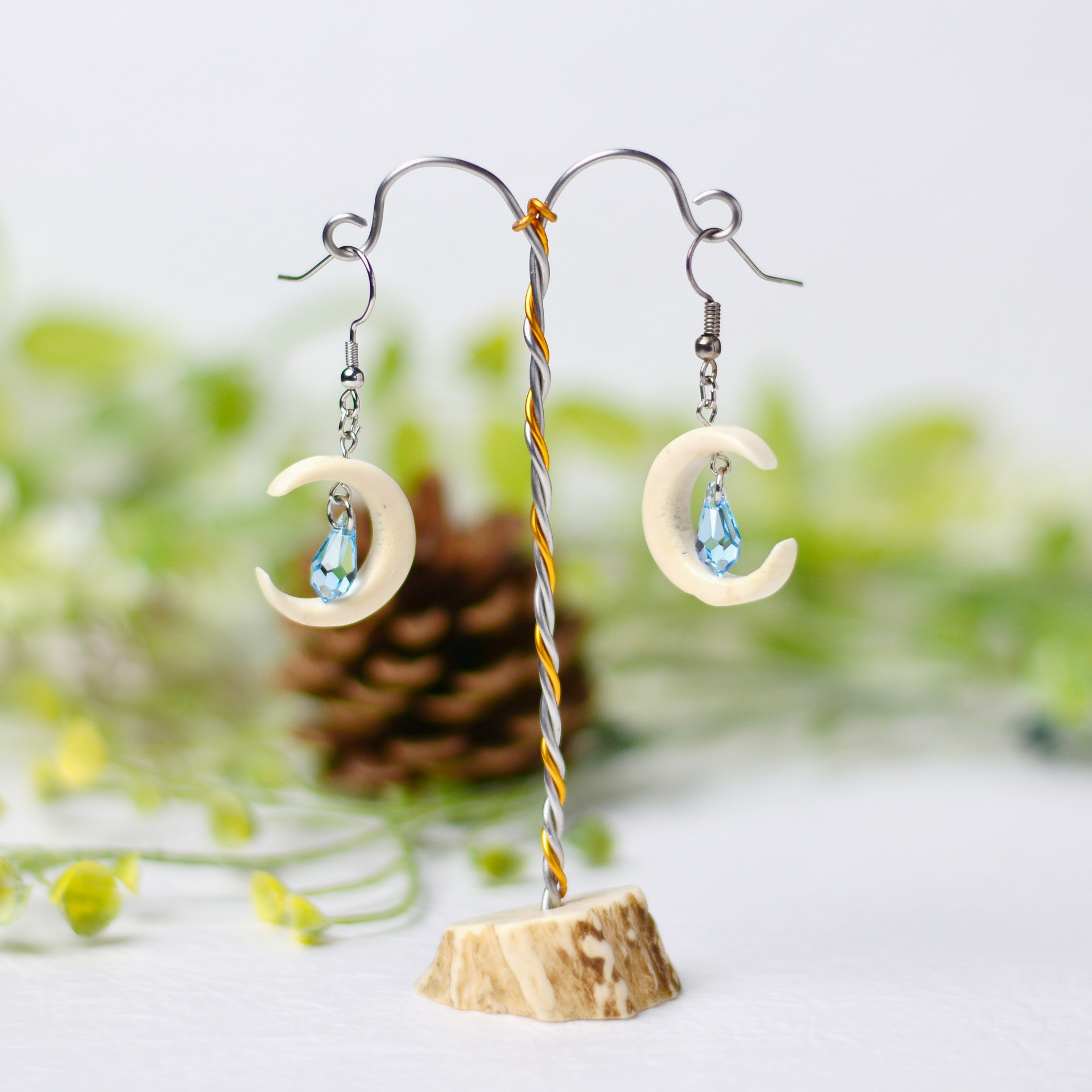 鹿角のピアス　ムーンスター　月　カットガラスビーズ