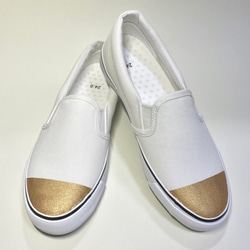 金色鞋頭一腳蹬（白色 x 金色橡膠）22.0cm~29.0cm 防水版。 第2張的照片