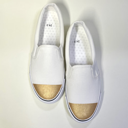 金色鞋頭一腳蹬（白色 x 金色橡膠）22.0cm~29.0cm 防水版。 第1張的照片