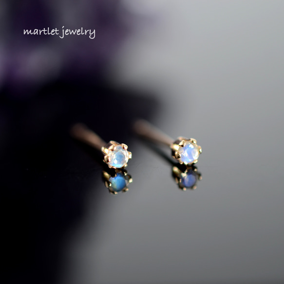 14kgf ロイヤルブルー ムーンストーン(2mm/6本爪)天然石ピアス 6月誕生石 5枚目の画像