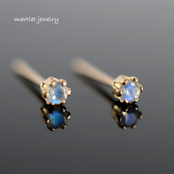 14kgf ロイヤルブルー ムーンストーン(2mm/6本爪)天然石ピアス 6月誕生石 3枚目の画像