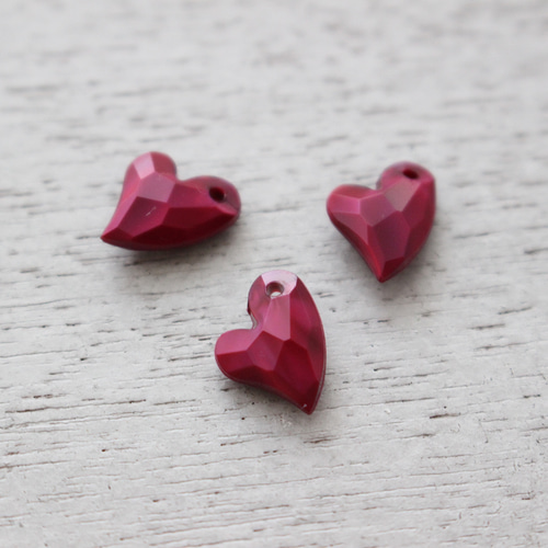 多面カット・ハート・アクリルパーツ・ダークチェリー(20個) ビーズ