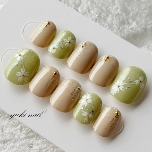 グリーン×ベージュの桜ネイル ネイルチップ（つけ爪） yuki-nail