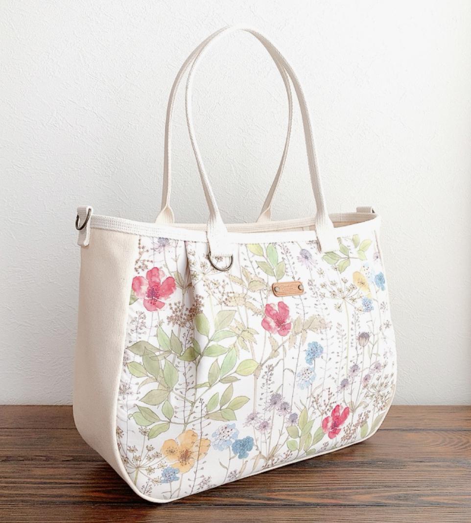 ♥️大♥️ころりんバッグ　ショルダー　リバティ　草花柄×生成　A4 2WAYトートバッグ　大きめ　ファスナー開閉