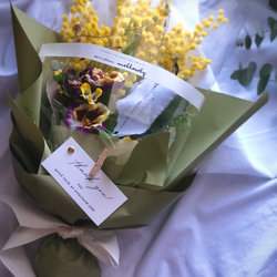 アーティフィシャルミモザとビオラのナチュラルスワッグ　花束 3枚目の画像