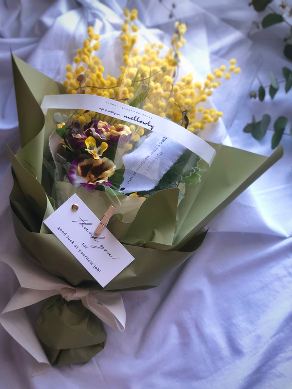 アーティフィシャルミモザとビオラのナチュラルスワッグ　花束 3枚目の画像