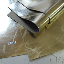 M515　牛革　箔加工　ライトゴールド　4枚　1.1ｍｍ程度 3枚目の画像
