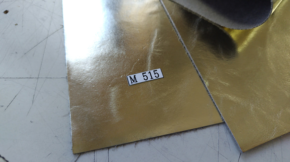 M515　牛革　箔加工　ライトゴールド　4枚　1.1ｍｍ程度 4枚目の画像