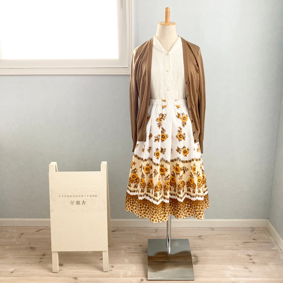 【再販】ドイツヴィンテージ生地 セピアブラウンのお花柄♪レトロなスカート Sサイズ 4枚目の画像