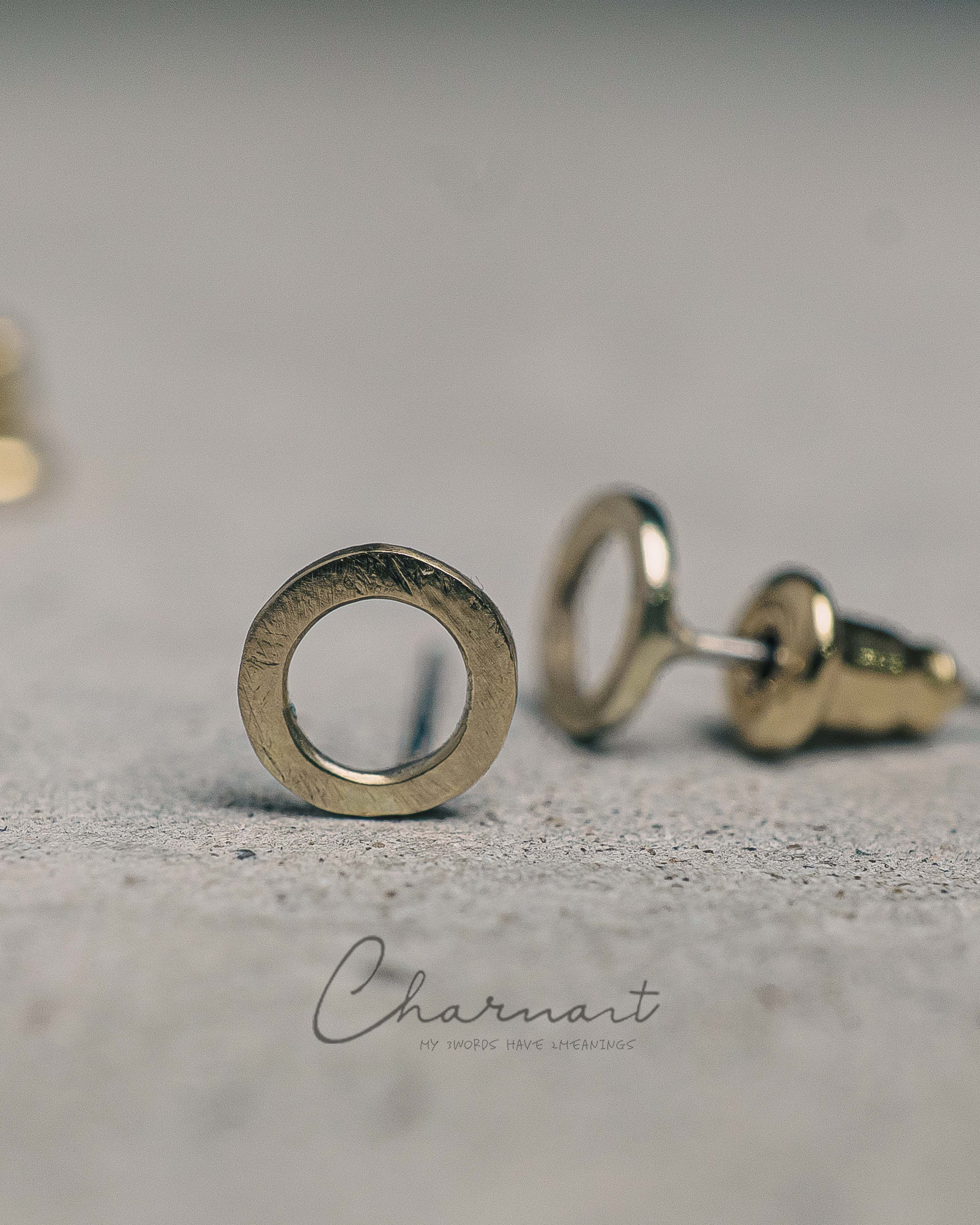 とても小さな真鍮ピアス「モノリス」｜両耳セット・ミニマル・小ぶり・シンプルデザイン