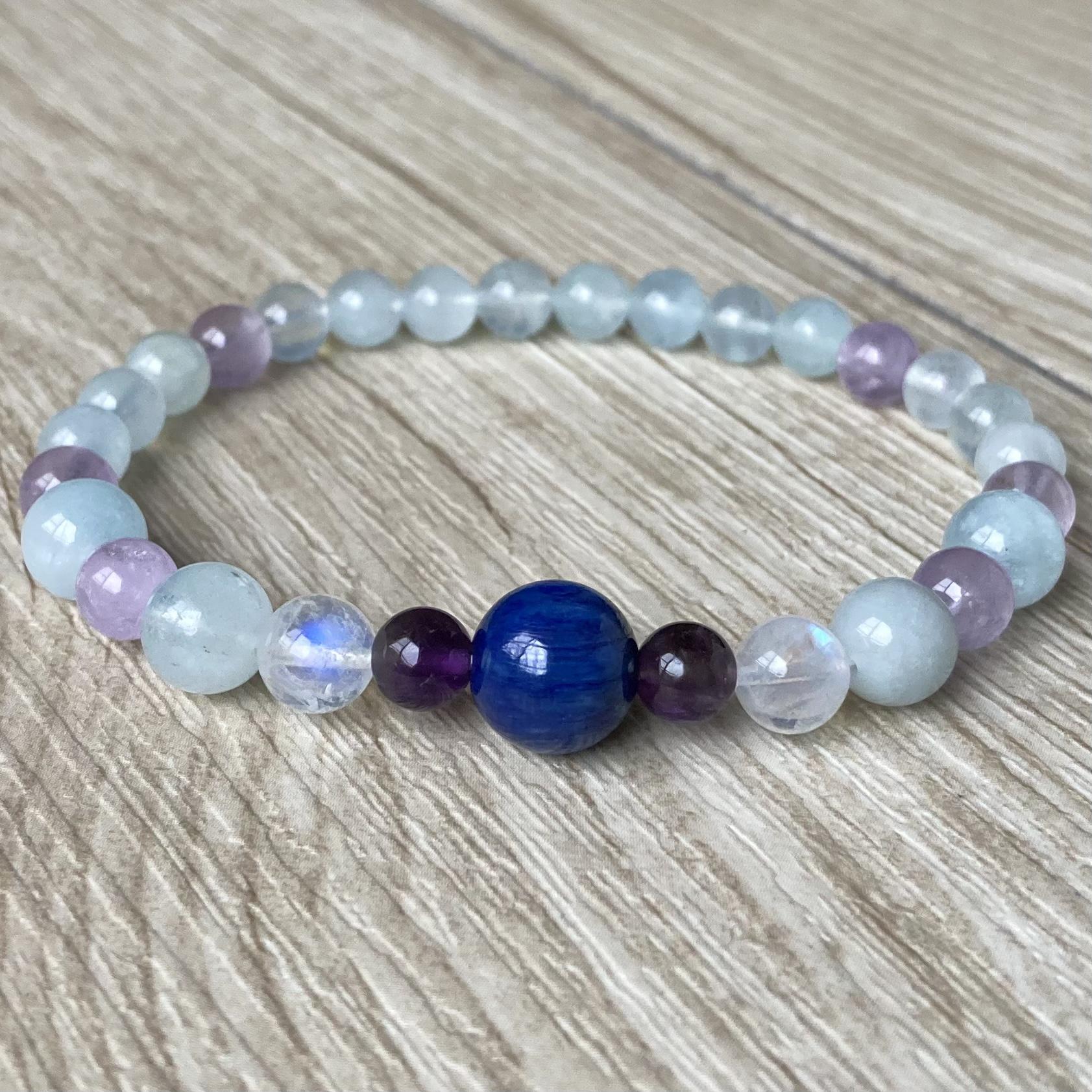 透明感のある色合いが美しい、やさしさと知性/カイヤナイト・ホワイトラブラドライト・他/ 天然石 ストーン ブレスレット