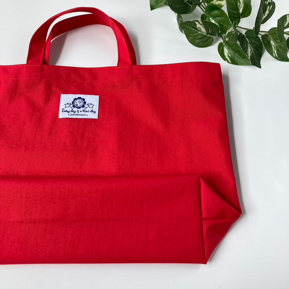 【送料無料】プチトートバッグ　防水ナイロンでとっても軽くて使いやすい♪プールバッグや保育園バッグに　赤 3枚目の画像