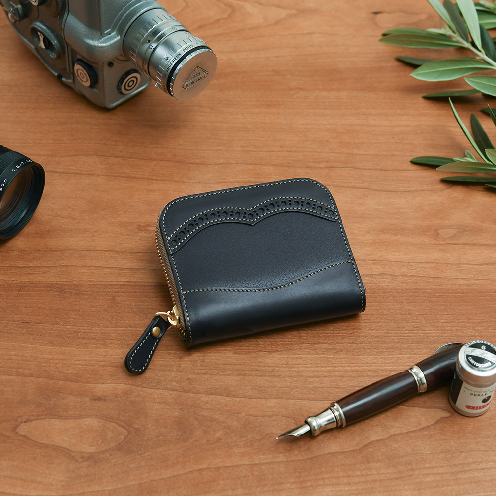 イタリア製総本革 ミニ財布 コンパクト ラウンドファスナー Sサイズ ブラック メダリオン 個性的 ユニセックス