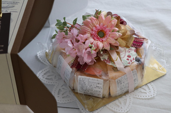 【petits riensフラワーギフト・PKガーベラ×桜】「ベイクドチーズケーキ」選べる8色アソートセット 1枚目の画像