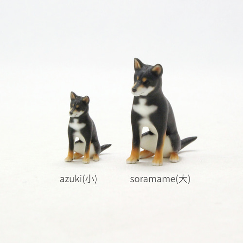 木彫りの柴犬(黒) 本物のワンコはどれ!? 「ジッ……」と動かず彫刻になりきる黒柴