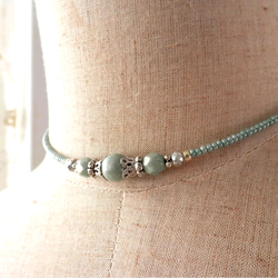 ミルクグリーン色チェコビーズのチョーカー 3枚目の画像