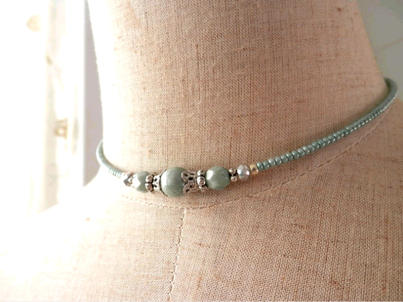 ミルクグリーン色チェコビーズのチョーカー 3枚目の画像