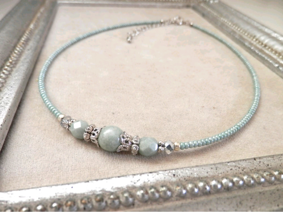 ミルクグリーン色チェコビーズのチョーカー 1枚目の画像