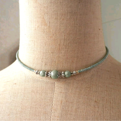 ミルクグリーン色チェコビーズのチョーカー 5枚目の画像