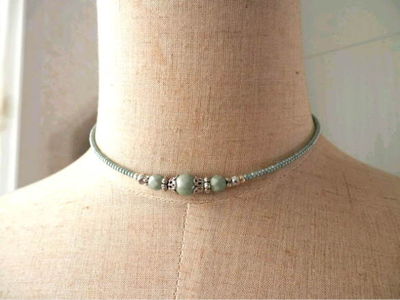 ミルクグリーン色チェコビーズのチョーカー 5枚目の画像