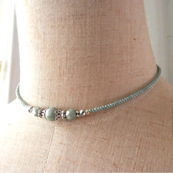 ミルクグリーン色チェコビーズのチョーカー 2枚目の画像