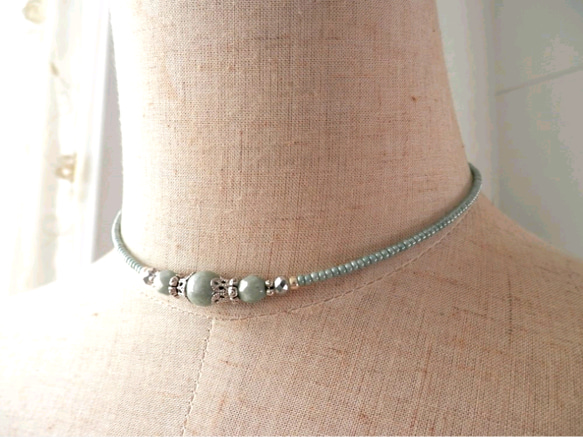ミルクグリーン色チェコビーズのチョーカー 2枚目の画像