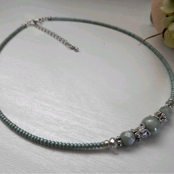 ミルクグリーン色チェコビーズのチョーカー 4枚目の画像