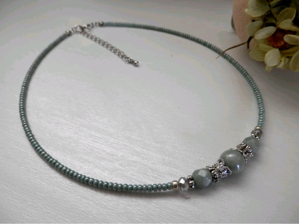 ミルクグリーン色チェコビーズのチョーカー 4枚目の画像