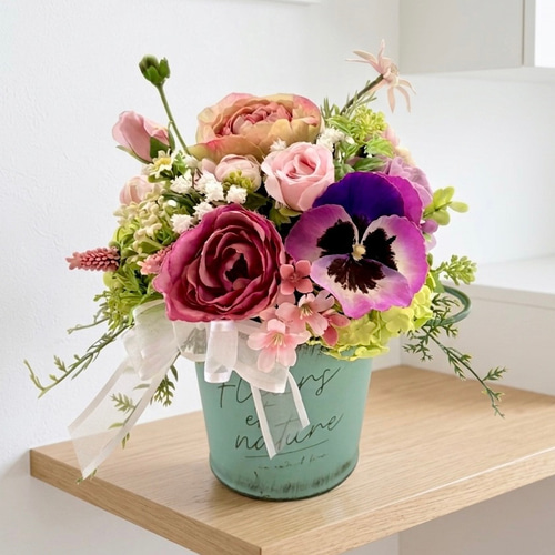 お部屋に春を呼び込むフラワーアレンジメント 薔薇、パンジー、造花