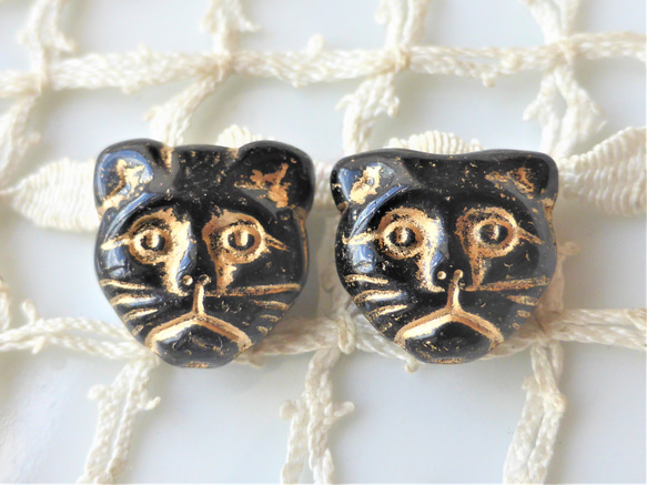 たれ耳黒猫　たて穴　チェコビーズCzech Glass Beads２個 1枚目の画像