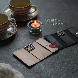 《特集掲載》【イニシャル刻印サービス】結婚祝・記念日に! 赤ハート4連ペアキーケース【黒・生成り】※袋ラッピング無料 5枚目の画像