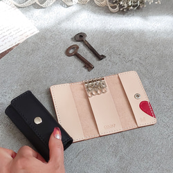 《特集掲載》【イニシャル刻印サービス】結婚祝・記念日に! 赤ハート4連ペアキーケース【黒・生成り】※袋ラッピング無料 12枚目の画像