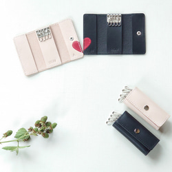 《特集掲載》【イニシャル刻印サービス】結婚祝・記念日に! 赤ハート4連ペアキーケース【黒・生成り】※袋ラッピング無料 15枚目の画像