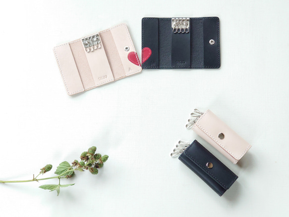 《特集掲載》【イニシャル刻印サービス】結婚祝・記念日に! 赤ハート4連ペアキーケース【黒・生成り】※袋ラッピング無料 15枚目の画像