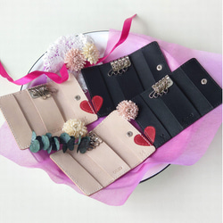 《特集掲載》【イニシャル刻印サービス】結婚祝・記念日に! 赤ハート4連ペアキーケース【黒・生成り】※袋ラッピング無料 14枚目の画像